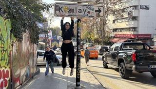 Tabela çalındı, yenisi takıldı! Uzun fotoğraf kuyrukları oluştu