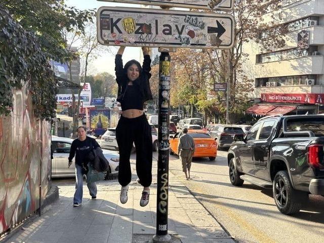 Tabela çalındı, yenisi takıldı! Uzun fotoğraf kuyrukları oluştu