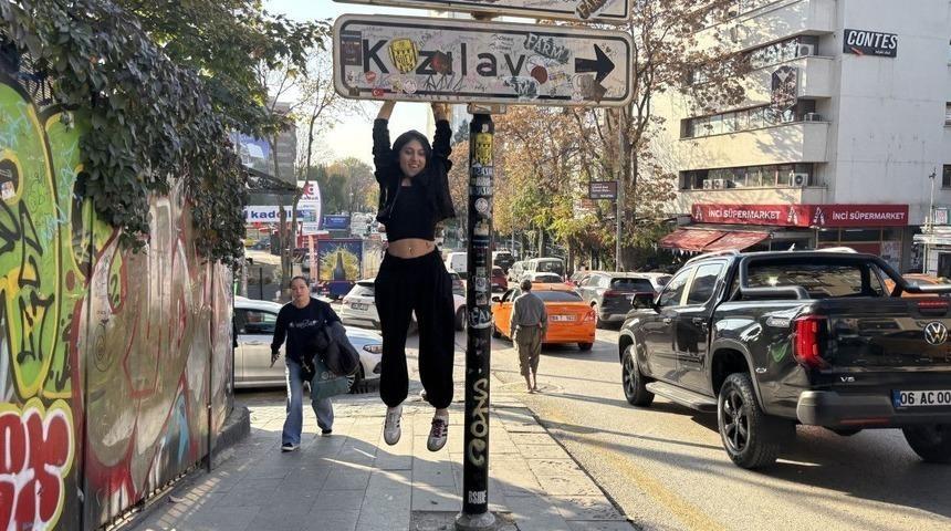 Yer: Ankara! Tabela &ccedil;alındı, yenisi takıldı! Uzun fotoğraf kuyrukları oluştu