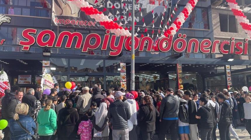 Ankara&rsquo;da 1 liraya satılan tavuk d&ouml;ner ve ayrana vatandaşlardan yoğun ilgi