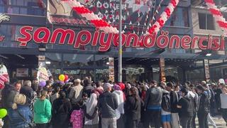 Ankara’da 1 liraya satılan tavuk döner ve ayrana vatandaşlardan yoğun ilgi