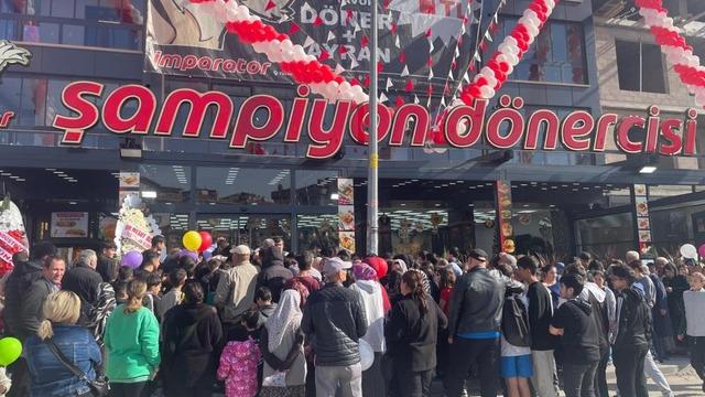 Ankara’da 1 liraya satılan tavuk döner ve ayrana vatandaşlardan yoğun ilgi