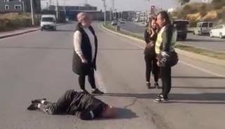 Otomobil yayalara çarpıp refüje çıktı: 1’i ağır 2 yaralı