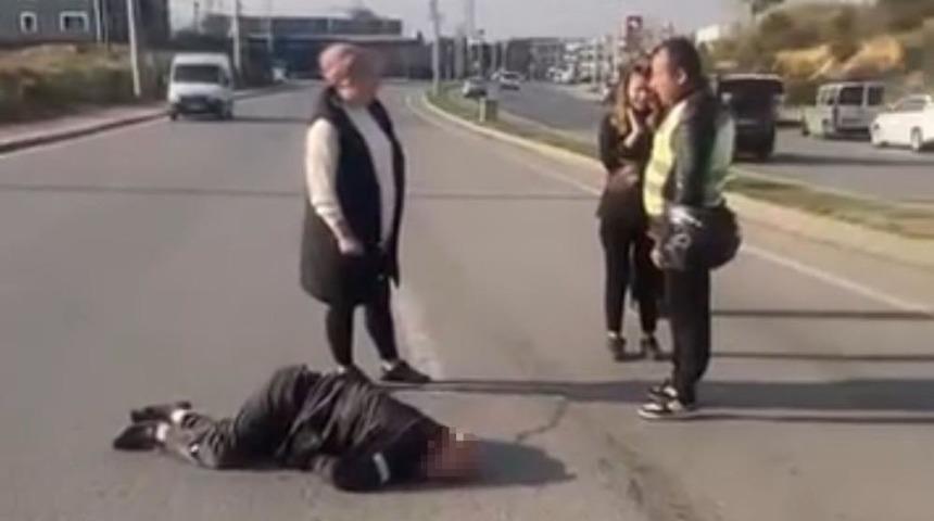 Kocaeli’de otomobil yayalara çarpıp refüje çıktı: 1’i ağır 2 yaralı