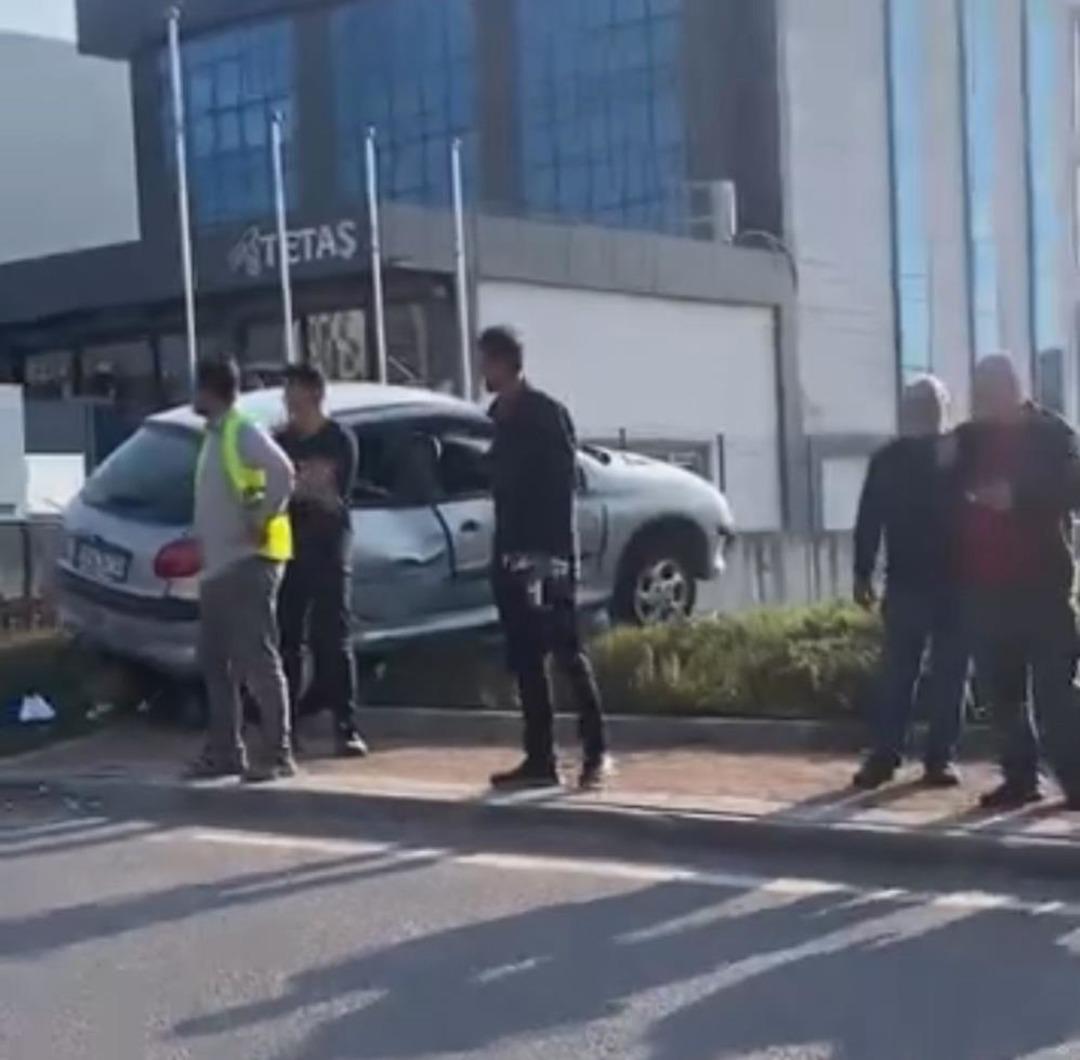 Kocaeli’de otomobil yayalara çarpıp refüje çıktı: 1’i ağır 2 yaralı 1