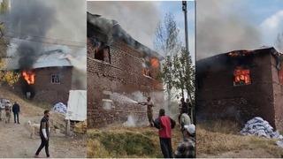 Hakkari'de 2 katlı toprak ev küle döndü