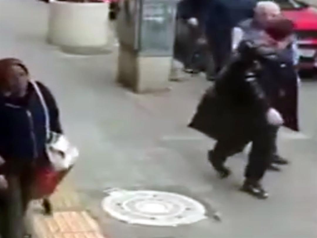 Kendisini evden &ccedil;ıkartan m&uuml;lk sahibini darbetti; o anlar kamerada 1