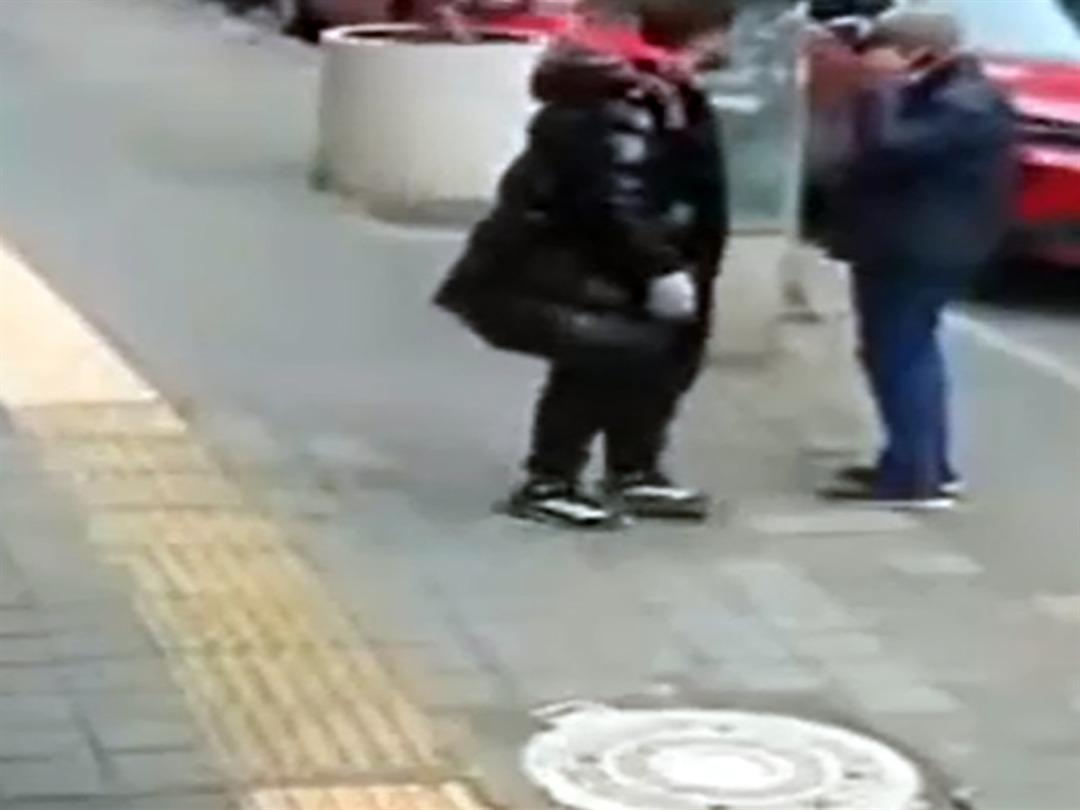 Kendisini evden &ccedil;ıkartan m&uuml;lk sahibini darbetti; o anlar kamerada 2