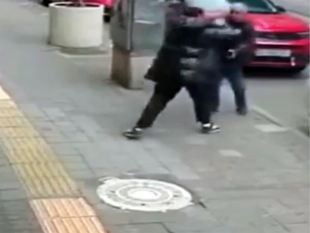 Kendisini evden &ccedil;ıkartan m&uuml;lk sahibini darbetti; o anlar kamerada 3