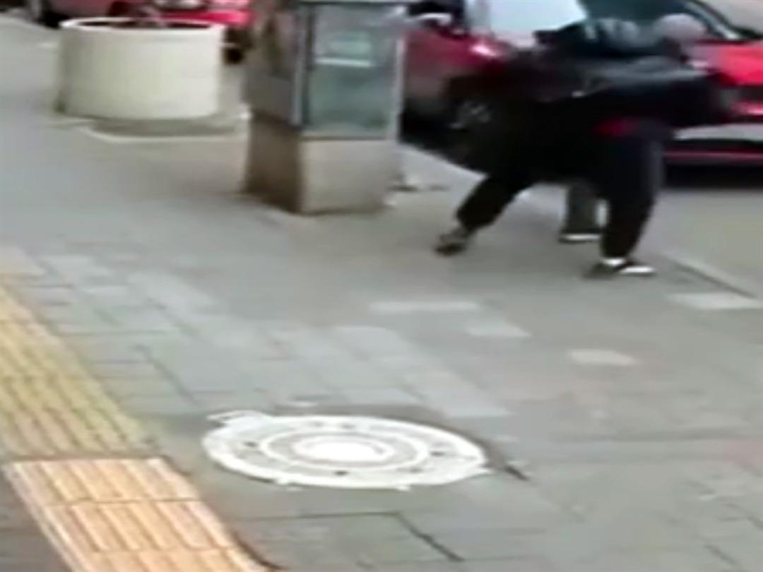 Kendisini evden &ccedil;ıkartan m&uuml;lk sahibini darbetti; o anlar kamerada 4