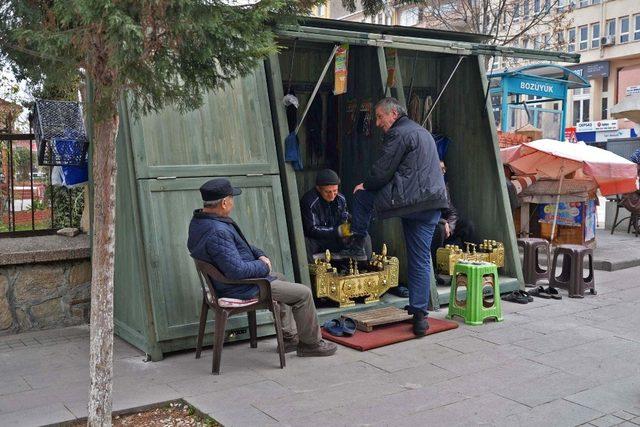 Ayakkabı boyacılarına özel kapalı kabin