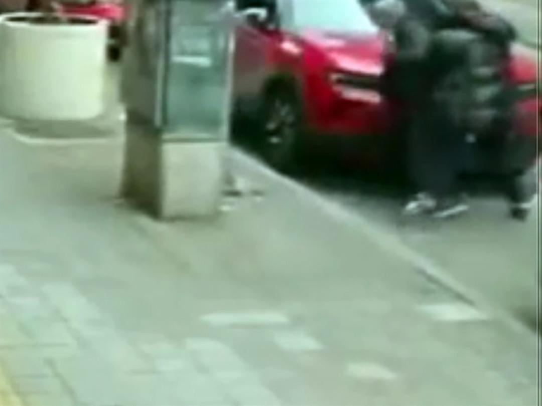 Kendisini evden &ccedil;ıkartan m&uuml;lk sahibini darbetti; o anlar kamerada 5