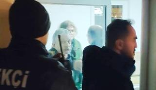 Anne ve baba, avukat kızlarını taksi durağına kilitledi