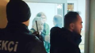 Anne ve baba, çalışmak için başka şehre giden avukat kızlarını taksi durağına kilitledi