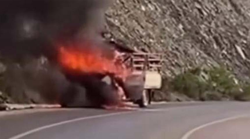 Hatay'da yangın! Kamyonet kullanılamaz hale geldi