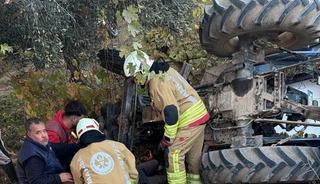 Devrilen traktörün altında kalan çiftçi hayatını kaybetti