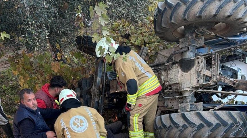 Devrilen trakt&ouml;r&uuml;n altında kalan &ccedil;ift&ccedil;i hayatını kaybetti