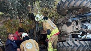 Devrilen traktörün altında kalan çiftçi hayatını kaybetti