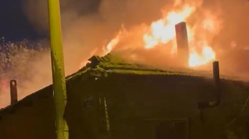 Manisa'da yangın! Alevlere teslim olan iki evde hasar oluştu