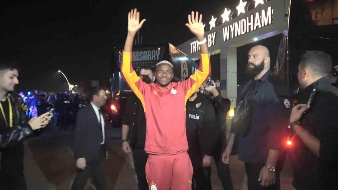 Galatasaray, Kocaeli’de coşkuyla karşılandı! Cimbom kamp kadrosunu belirledi... 1