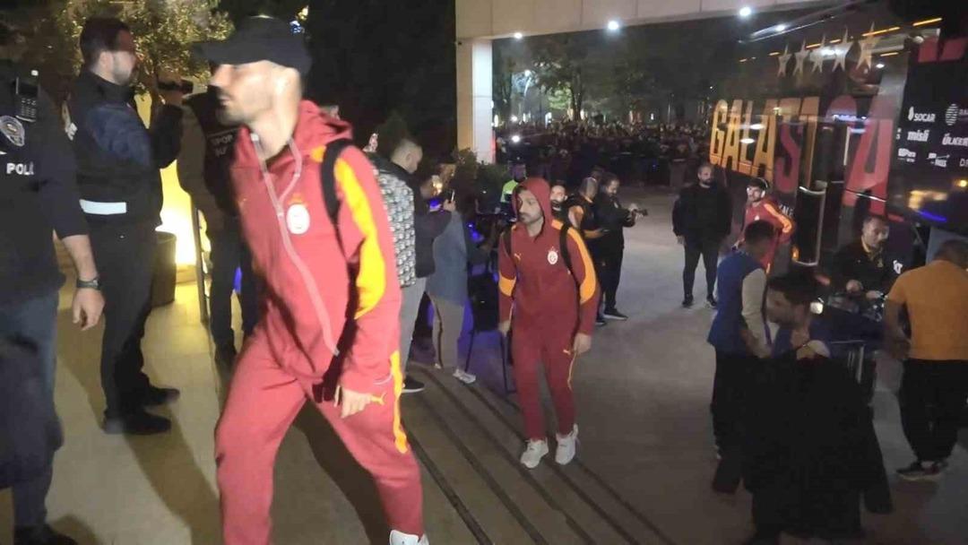 Galatasaray, Kocaeli’de coşkuyla karşılandı! Cimbom kamp kadrosunu belirledi... 2