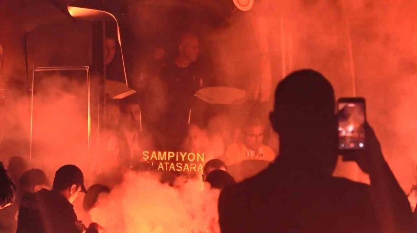 Galatasaray, Kocaeli’de coşkuyla karşılandı! Cimbom kamp kadrosunu belirledi...