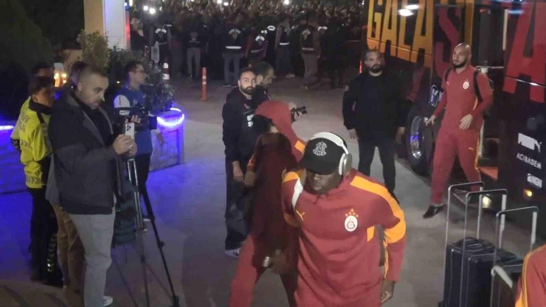 Galatasaray, Kocaeli’de coşkuyla karşılandı! Cimbom kamp kadrosunu belirledi... 3