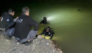 Gölete düşen kamyonet ekipleri harekete geçirdi