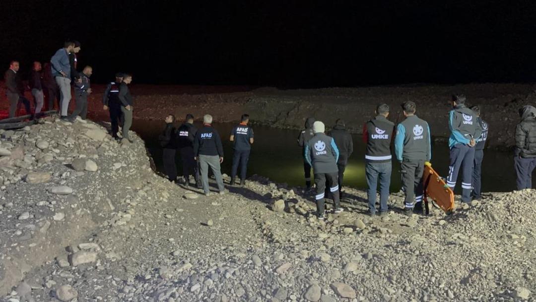 Gölete düşen kamyonet ekipleri harekete geçirdi 1