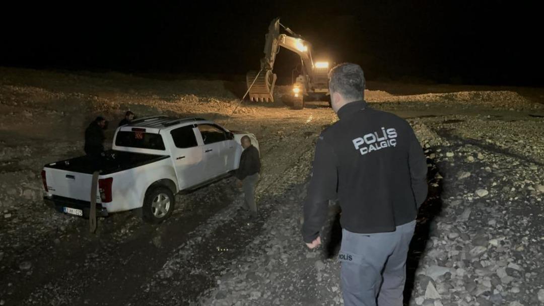 Gölete düşen kamyonet ekipleri harekete geçirdi 2