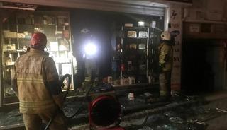 İzmir'de cep telefonu aksesuar mağazasında yangın