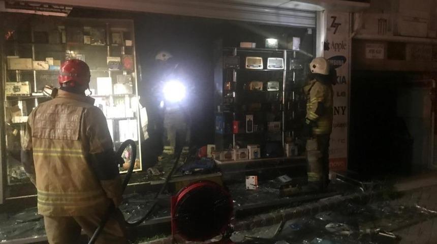 İzmir'de cep telefonu aksesuar mağazasında yangın