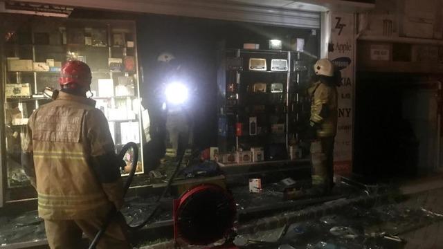 İzmir'de cep telefonu aksesuar mağazasında yangın