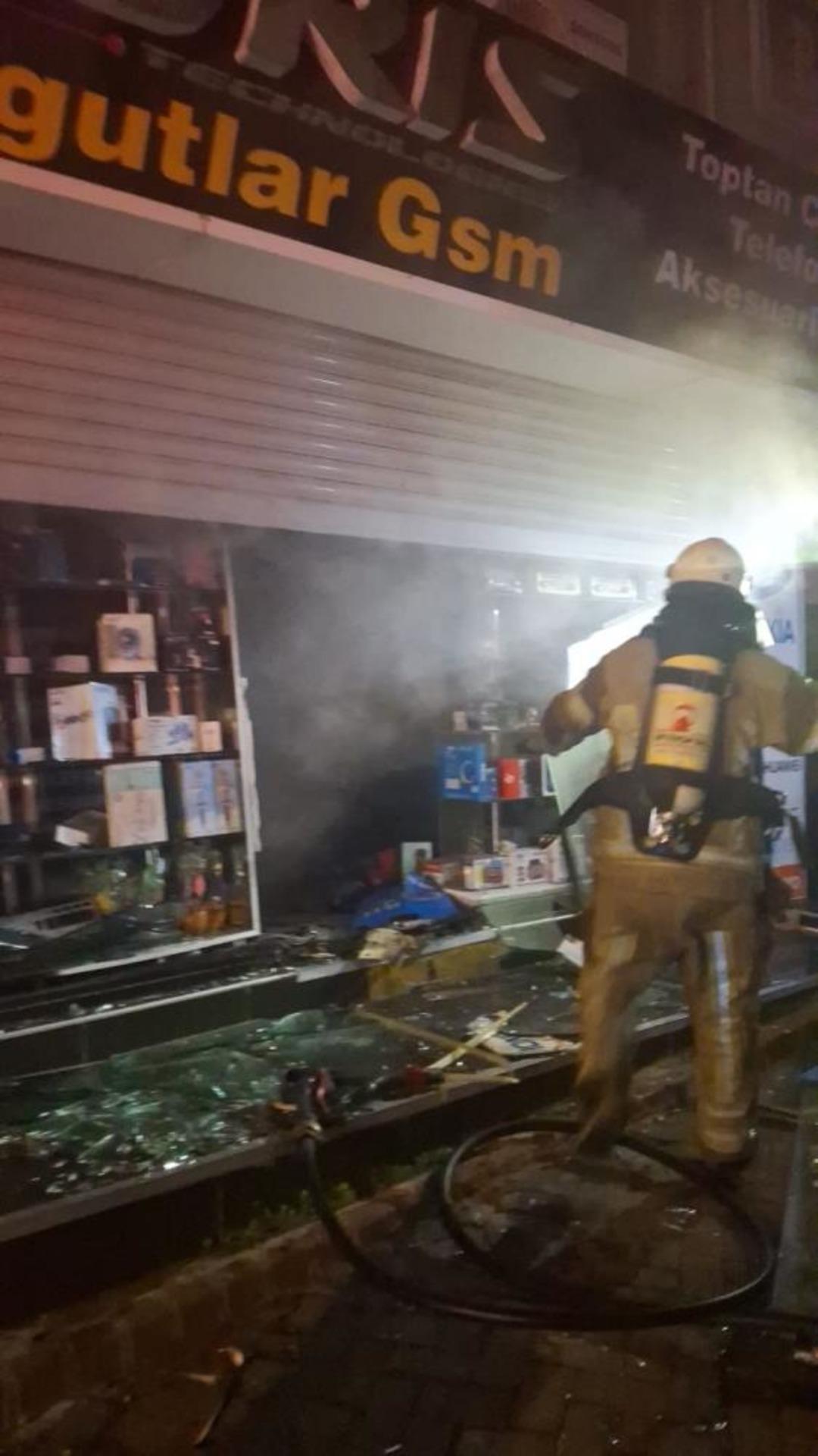 İzmir de cep telefonu aksesuar mağazasında yangın 1