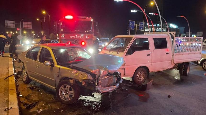 Karaman&rsquo;da &uuml;&ccedil; ara&ccedil; kavşakta &ccedil;arpıştı: 1 yaralı