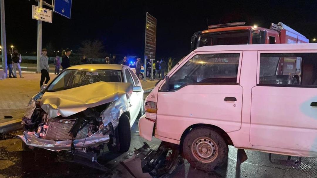 Karaman&rsquo;da &uuml;&ccedil; ara&ccedil; kavşakta &ccedil;arpıştı: 1 yaralı 1