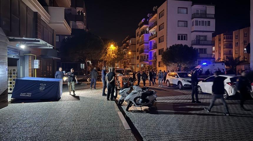 Evinin &ouml;n&uuml;nde silahlı saldırıya uğradı, hayatını kaybetti