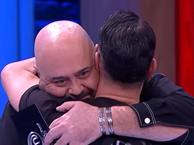 Duygusal veda! Jüriye sarılarak ağladı