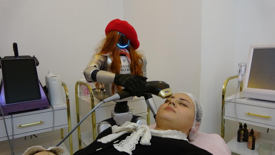 &Ccedil;in den g&uuml;zellik merkezinde &ccedil;alıştırılmak i&ccedil;in robot getirildi: Değeri dudak u&ccedil;uklattı! Sorulan sorulara sinirleniyor 1