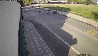 Çarpışan motosikletlerin sürücüleri yere savruldu: O anlar kamerada