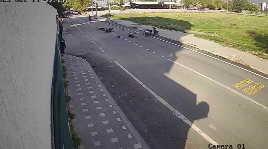 &Ccedil;arpışan motosikletlerin s&uuml;r&uuml;c&uuml;leri yere savruldu: O anlar kamerada
