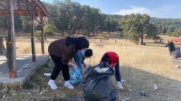 Sarıkamış’ta öğrenciler poşet poşet çöp topladı