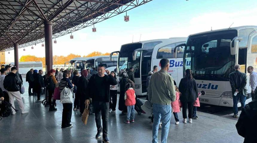 Otogarda &rsquo;ara tatil&rsquo; yoğunluğu