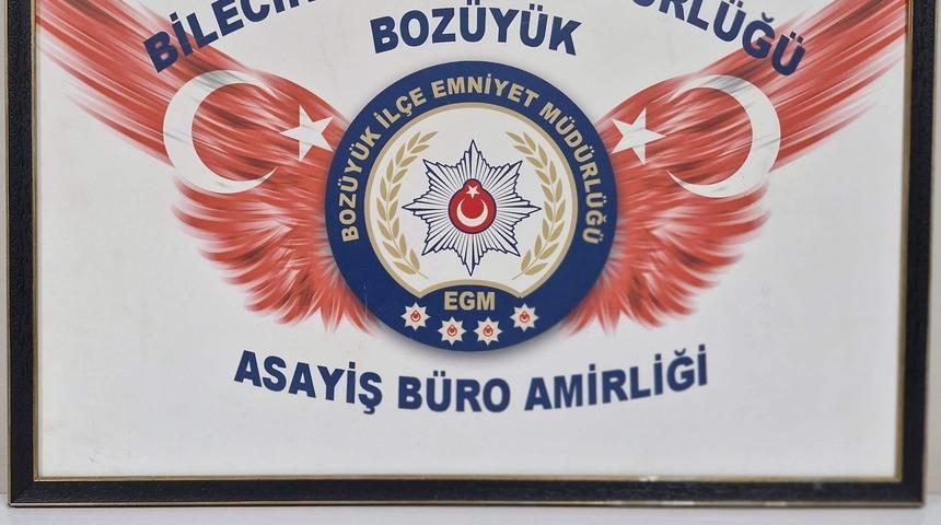Boz&uuml;y&uuml;k&rsquo;te uyuşturucu operasyonu: 2 g&ouml;zaltı