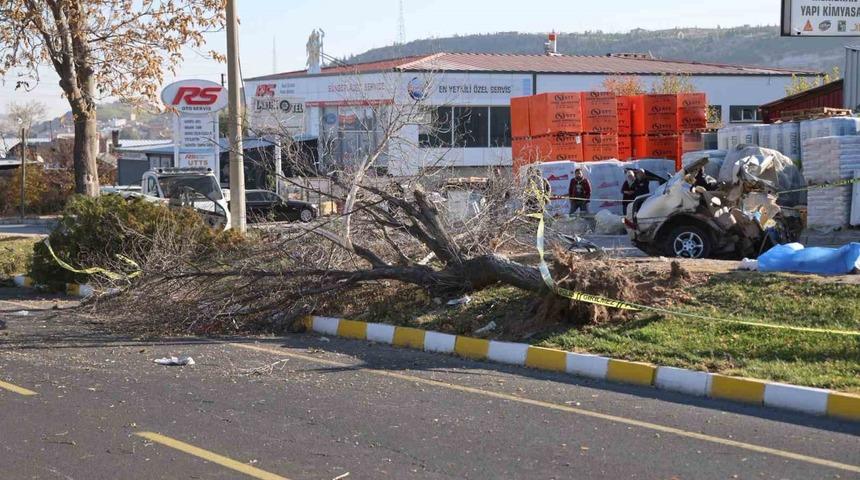 İkiye b&ouml;l&uuml;nen otomobil, gen&ccedil; arkadaşlara mezar oldu