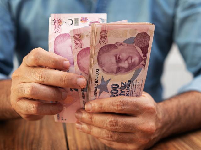 En düşük emekli maaşı için milyonların beklediği rakam