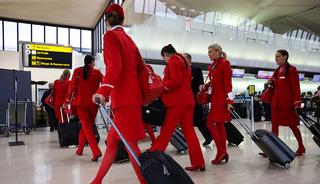 Havada görev başında 12 şişe alkol bitirdi!