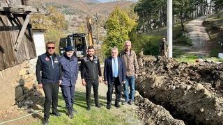 Kaymakam Öztürk, köydeki su hattını yerinde inceledi