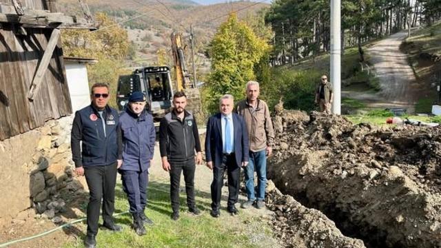 Kaymakam Öztürk, köydeki su hattını yerinde inceledi