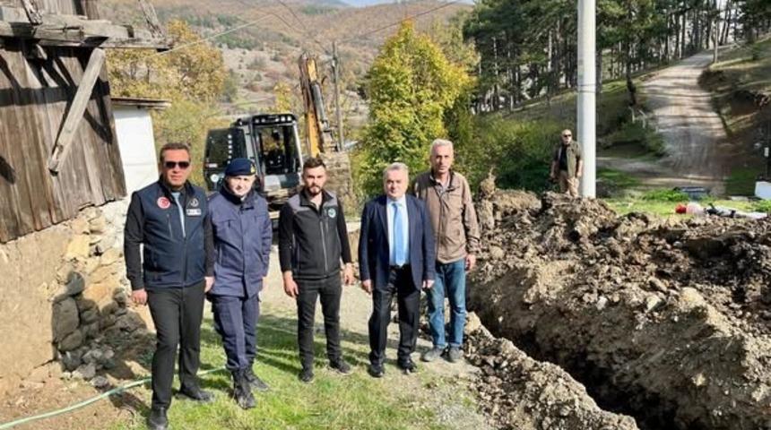 Kaymakam &Ouml;zt&uuml;rk, k&ouml;ydeki su hattını yerinde inceledi